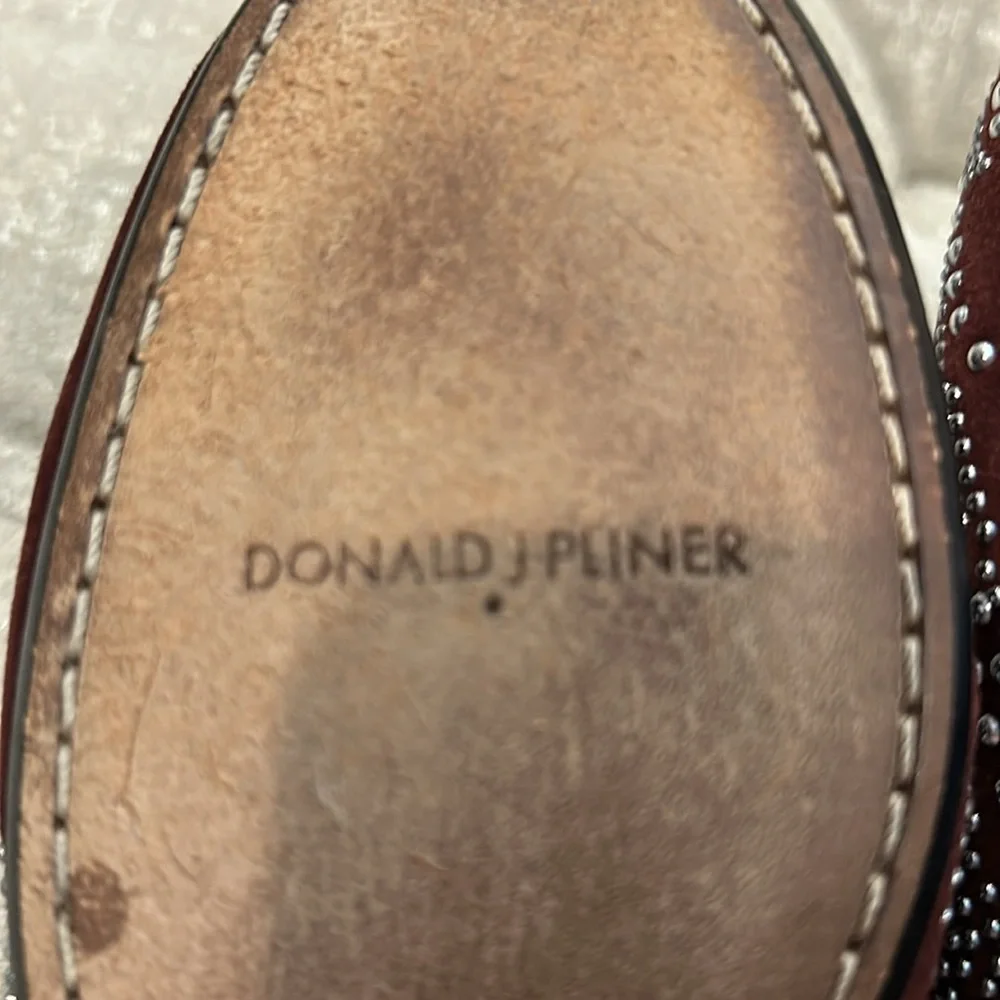 Size 7M Donald J Pliner maroon flats‎